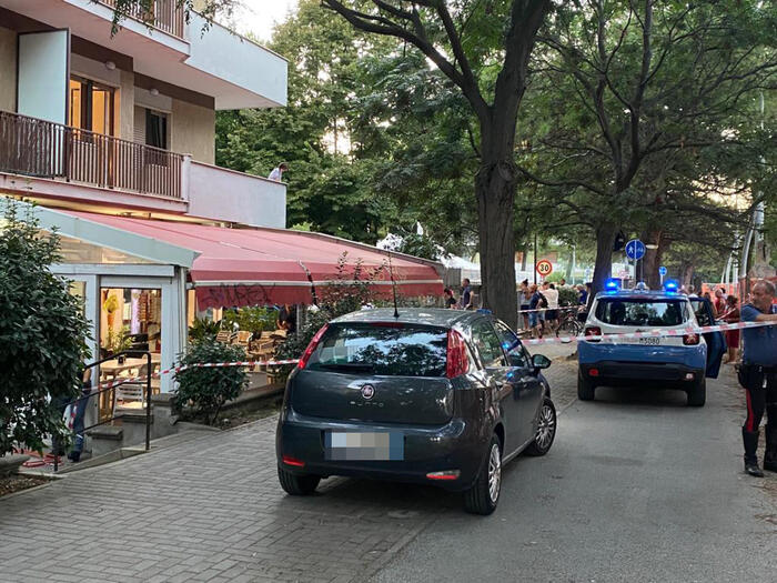 SPARATORIA IN BAR DEL CENTRO A PESCARA:UN MORTO E UN FERITO GRAVE, CACCIA AGLI AGGRESSORI