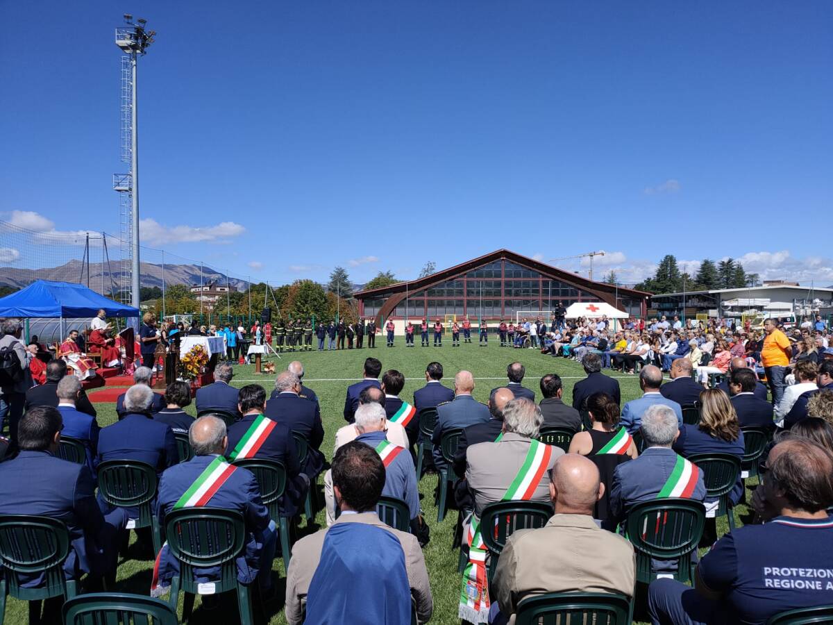 TERREMOTO, MESSA AD AMATRICE: TRA PRESENTI ANCHE SALVINI E LEGNINI