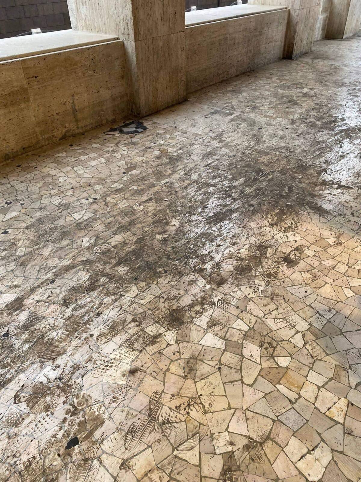 L’AQUILA: VERINI, “PORTICI SAN BERNARDINO LERCI, HO CHIAMATO CHI DI DOVERE PER PULIRLI”