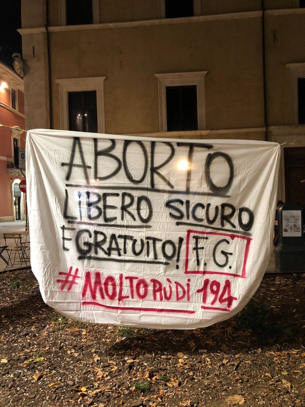 L’AQUILA: “ABORTO LIBERO, SICURO E GRATUITO”, MANIFESTAZIONE DEL COLLETTIVO FUORIGENERE