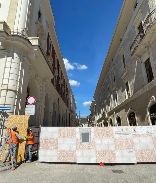 L’AQUILA: INIZIATA PAVIMENTAZIONE DEL CORSO CON PIETRA BIANCA AVORIO, FINE LAVORI TRA DUE MESI