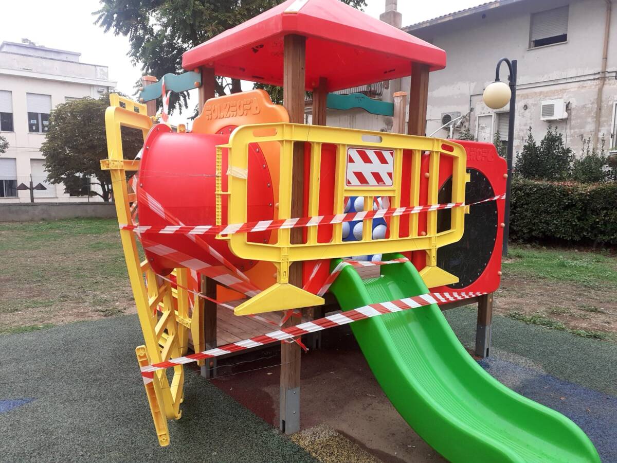 FOSSACESIA: TEPPISTI AL PARCO BUCCIANTE DISTRUGGONO GIOCO PER BAMBINI