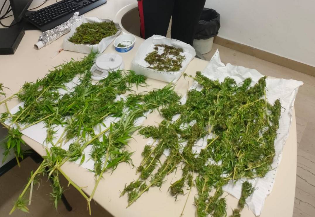 ROSETO: MARIUJANA, EROINA E BILANCINO IN CASA, DUE ARRESTI