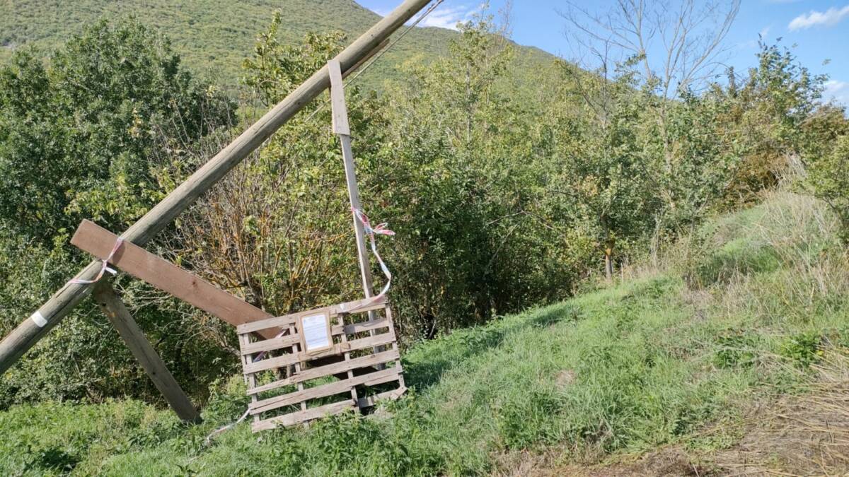 TIONE DEGLI ABRUZZI: PALO CADUTO DA UN MESE, “NESSUNO INTERVIENE, SIAMO SENZA RETE TELEFONICA FISSA”