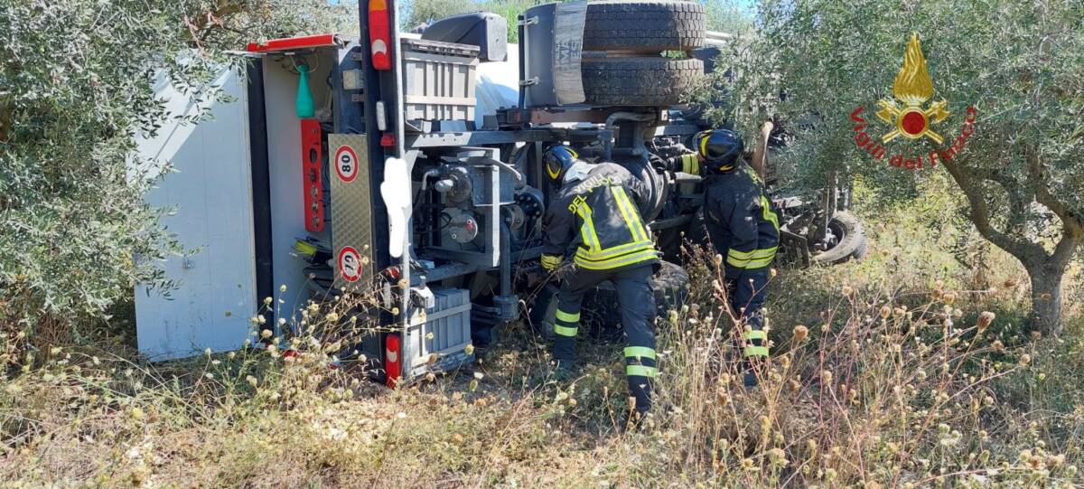 CITTA’ SANT’ANGELO: AUTOCISTERNA CARICA DI GPL SI RIBALTA, INTERVENTO VIGILI DEL FUOCO