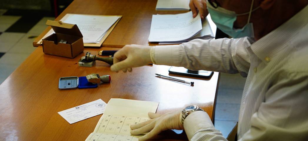 ELEZIONI E COVID, CAOS CIRCOLARI VIMINALE E COMUNI: “RISULTATA POSITIVA IERI, NON POTRO’ VOTARE”