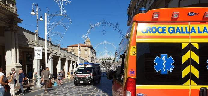 LANCIANO: AUTO TRAVOLGE FOLLA LUNGO IL CORSO, DUE FERITI, ARRESTATO 28ENNE DI CASOLI