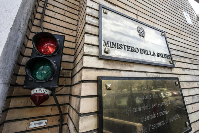 ALLARME BOMBA AL MINISTERO DELLA SALUTE, IN CORSO EVACUAZIONE DIPENDENTI