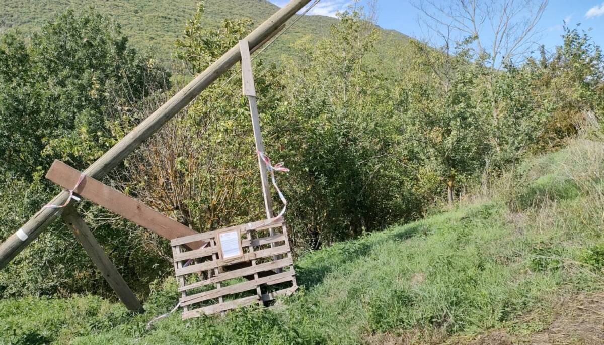 GORIANO VALLI, CON VENTO FORTE CROLLA PALO TELECOM: “IN UN MESE NESSUN INTERVENTO”