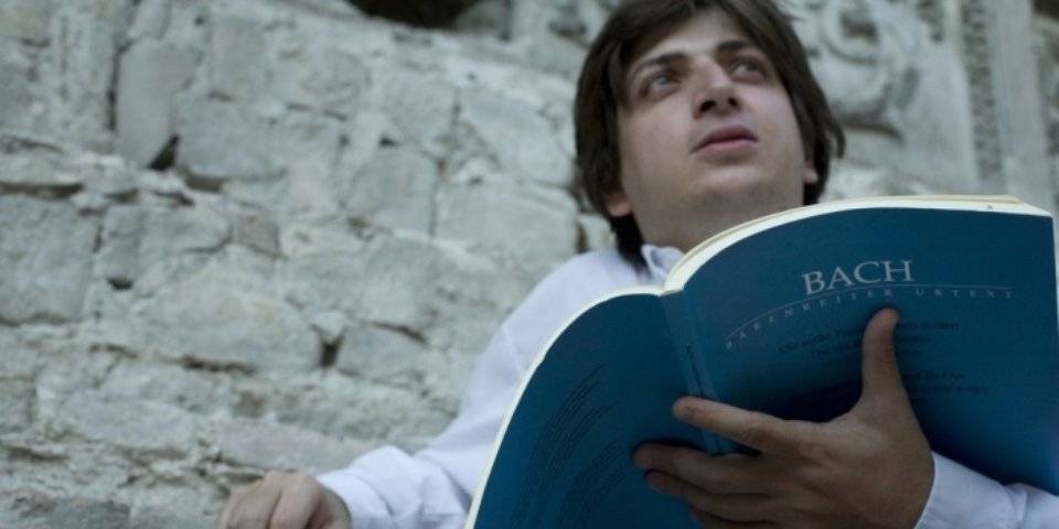 A L’AQUILA GRANDE PIANISTA IRANIANO BAHRAMI, “MUSICA CONTRO LA REPRESSIONE NEL MIO PAESE”