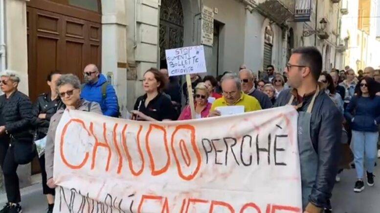 CARO BOLLETTE: AD ORTONA MONTA A PROTESTA, SERRATA E MANIFESTAZIONE COMMERCIANTI