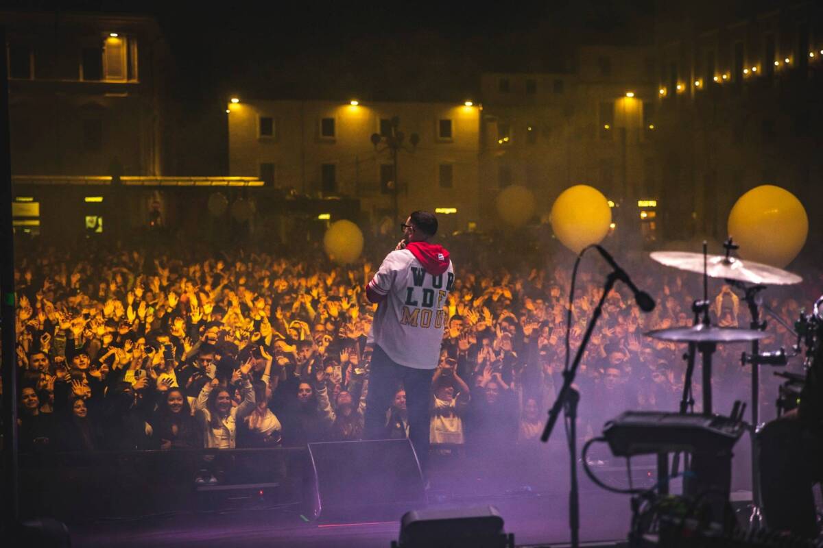 RISCOPRIRE L’EUROPA: GRAN FINALE A PIAZZA DUOMO GREMITA CON CONCERTO DI ROCCO HUNT