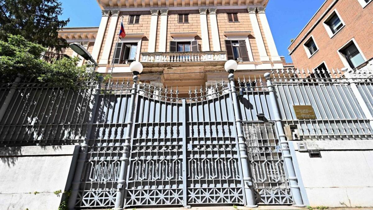 UCRAINA, QUINTO INVIO ARMI DALL’ITALIA. AMBASCIATA RUSSA: “NON RISOLVERA’ CARO BOLLETTE”