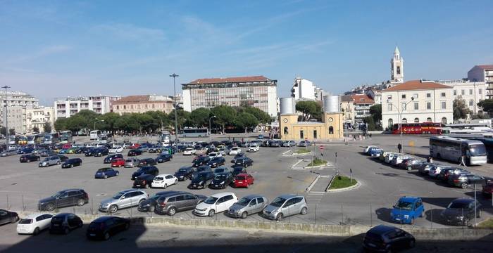 PESCARA: MINACCIA UNA DONNA PRETENDENDO SOLDI, IN CARCERE PARCHEGGIATORE ABUSIVO
