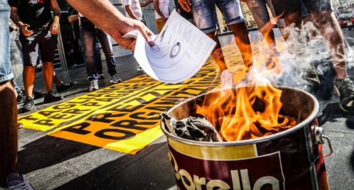 “NOI NON PAGHIAMO”, BOLLETTE BRUCIATE IN PIAZZA: DA LUNEDI’ NUOVE PROTESTE IN TUTTA ITALIA