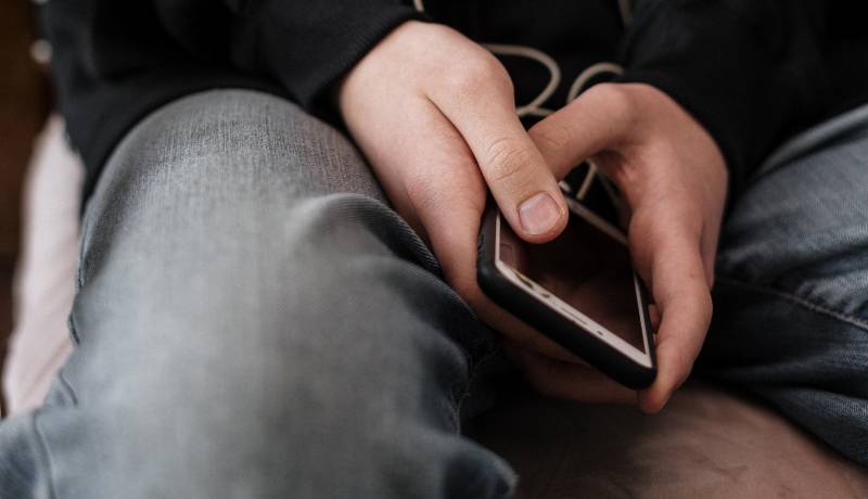 UMILIAZIONI SUI SOCIAL E BOTTE A COETANEO CHE AVREBBE INFASTIDITO RAGAZZA: AMMONITO MINORENNE