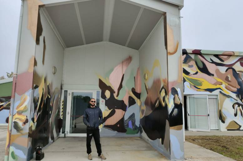 L’AQUILA: NUOVA IMMAGINE ALL’EX SCUOLA PREFABBRICATA CON IL MURALE DI GIORGIO BARTOCCI