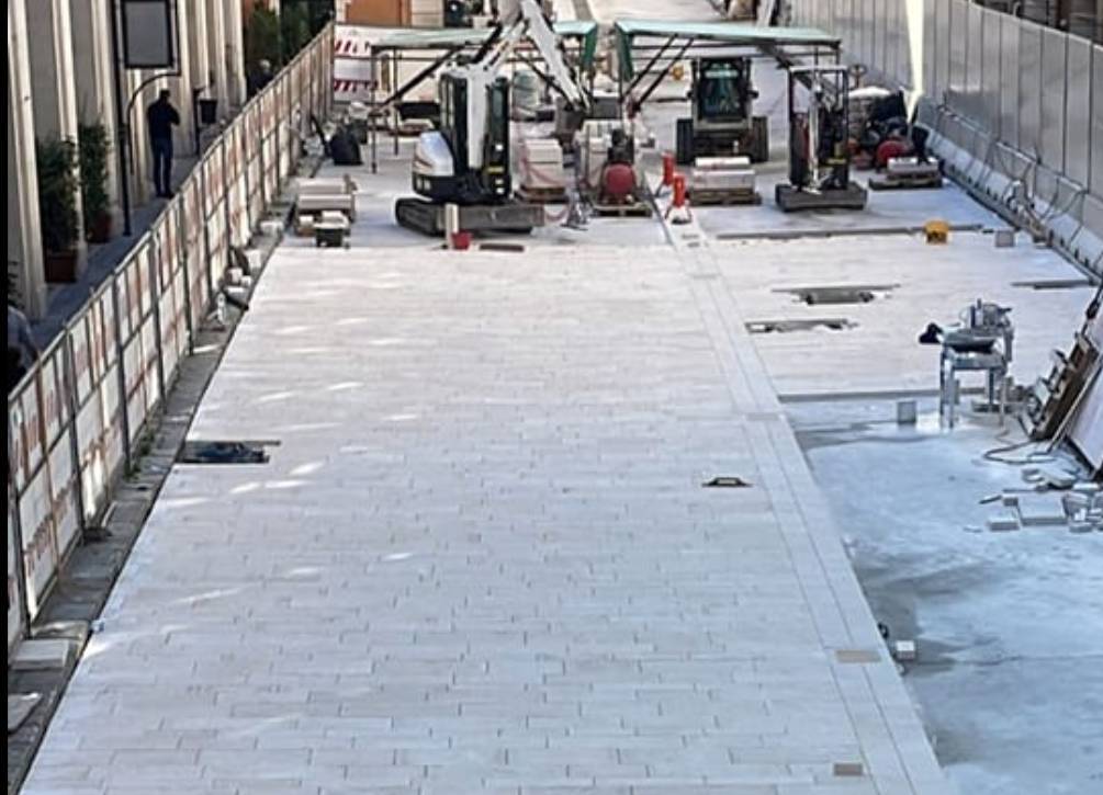 RIPAVIMENTAZIONE L’AQUILA, DAL BIANCO AL GRIGIO: PIETRE SCURE PER VIA VERDI E PIAZZA CHIARINO