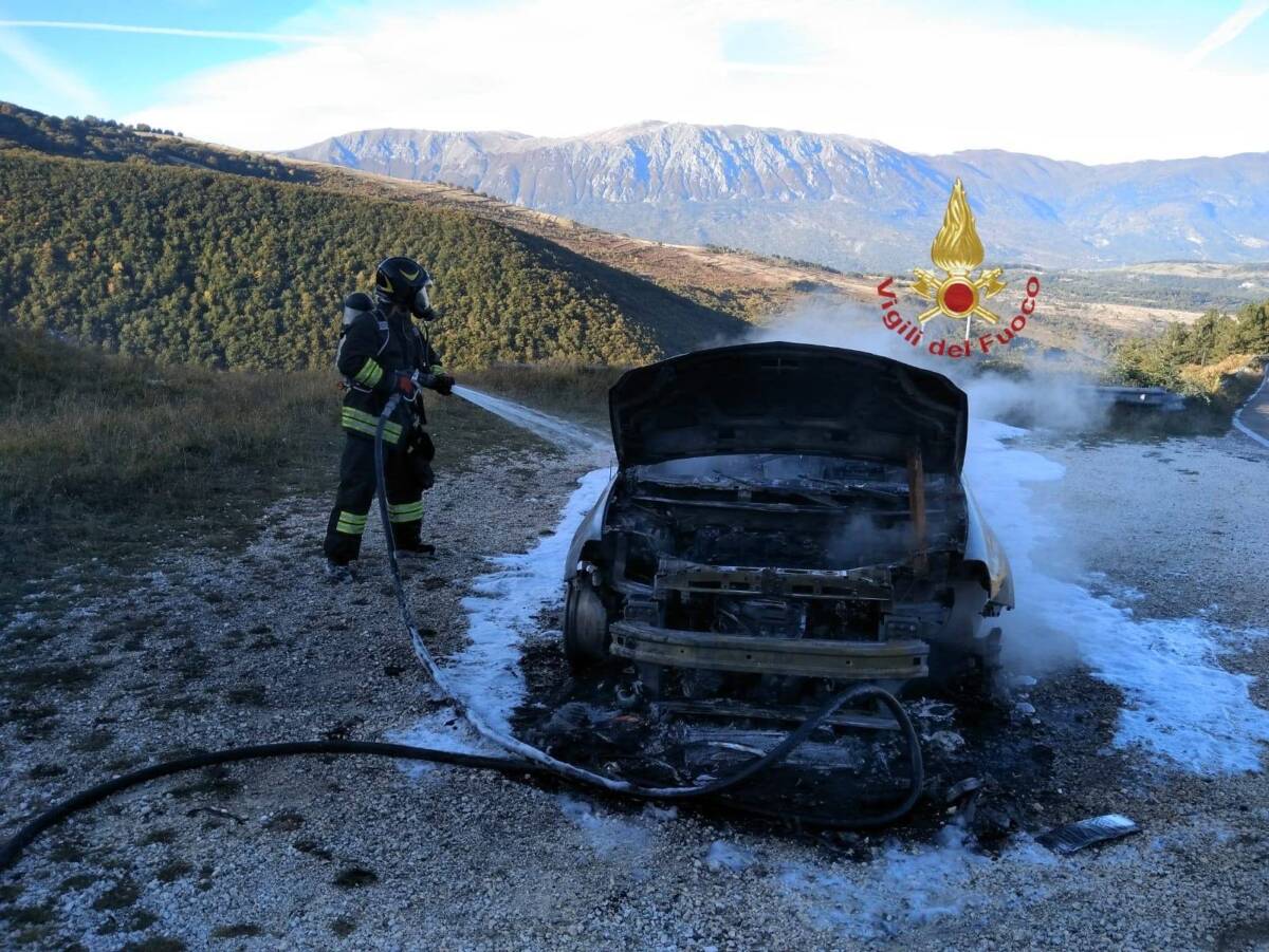 ROCCAMORICE: AUTO DISTRUTTA DALLE FIAMME, VIGILI DEL FUOCO DOMANO INCENDIO