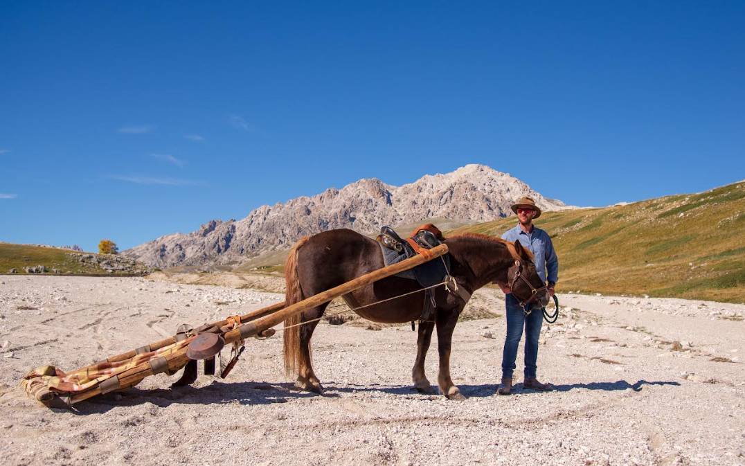SULLA SLITTA DI TRINITA’, SUL GRAN SASSO ALLA SCOPERTA DEI LUOGHI PIU’ FAMOSI DEL CINEMA