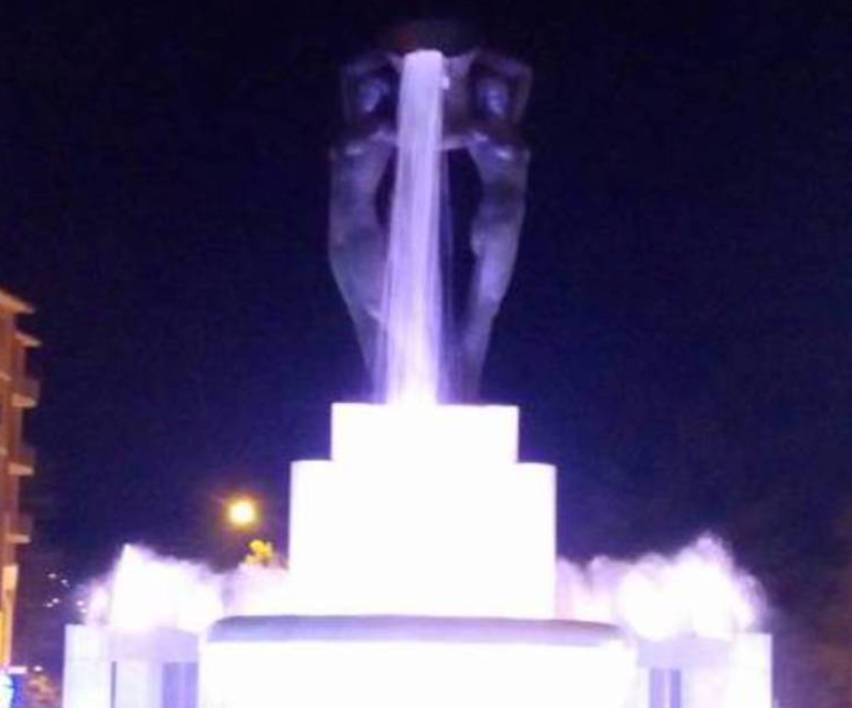 L’AQUILA: FONTANA LUMINOSA ILLUMINATA DI BIANCO A SOSTEGNO DELLA LOTTA CONTRO IL CANCRO POLMONARE