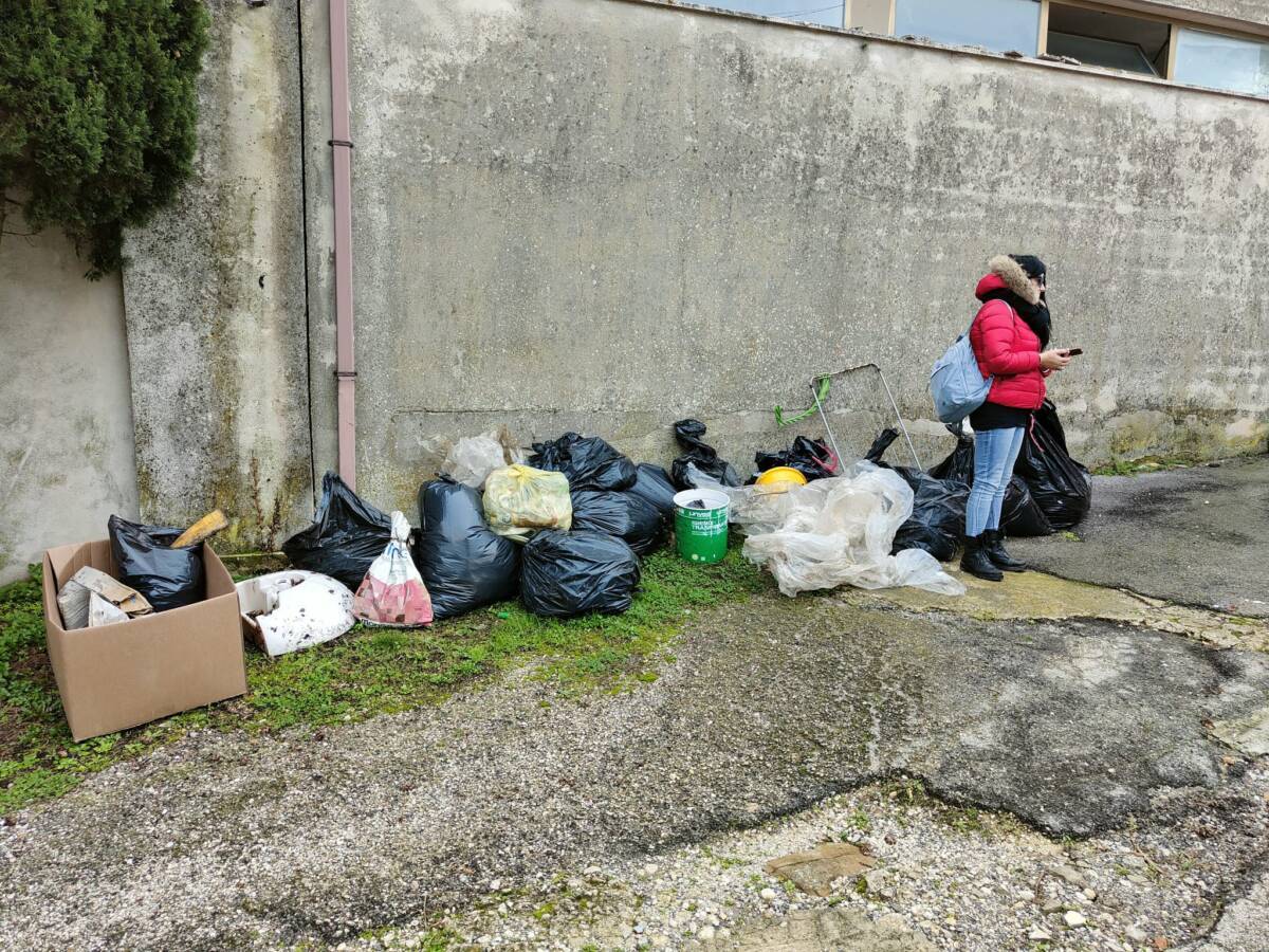 BARBARI NELLA RISERVA BORSACCHIO: VOLONTARI RIPULISCONO ENNESIMA DISCARICA ABUSIVA