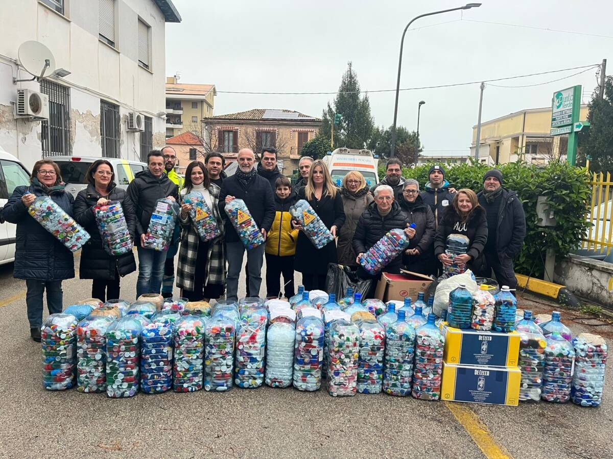 PESCARA: 600 CHILI DI TAPPI DI PLASTICA CONSEGNATI ALLA MISERICORDIA DALL’ASSOCIAZIONE FONTEVECCHIA