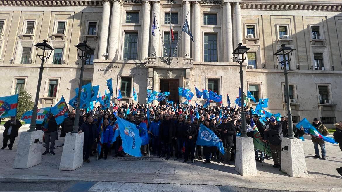 PROSEGUE SCIOPERO GENERALE IN 11 REGIONI, UIL MANIFESTA A PESCARA, CISL SI DISSOCIA