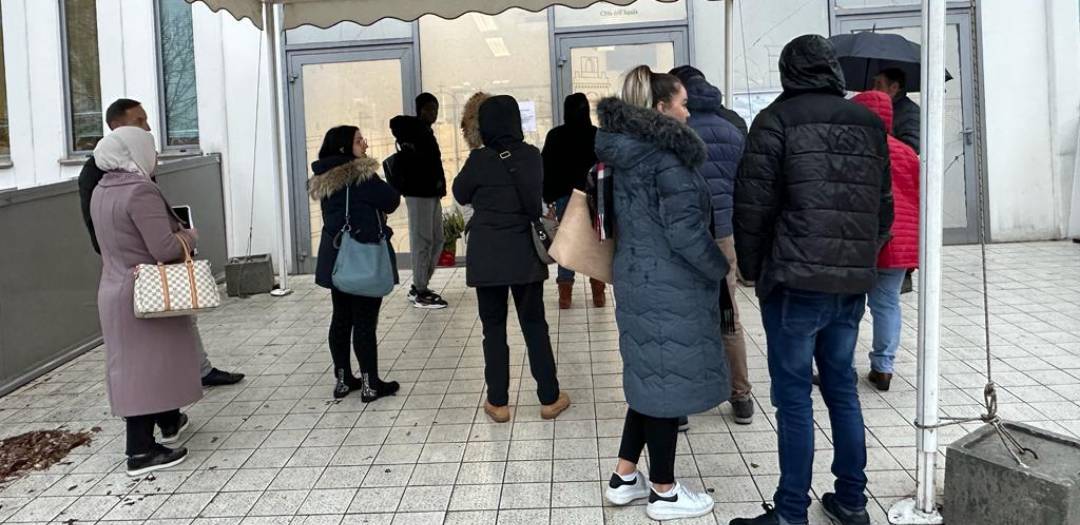 L’AQUILA: “DENTRO FATE CASINO”, UTENTI LASCIATI FUORI DA UFFICIO COMUNALE VIA ROMA, PROTESTA