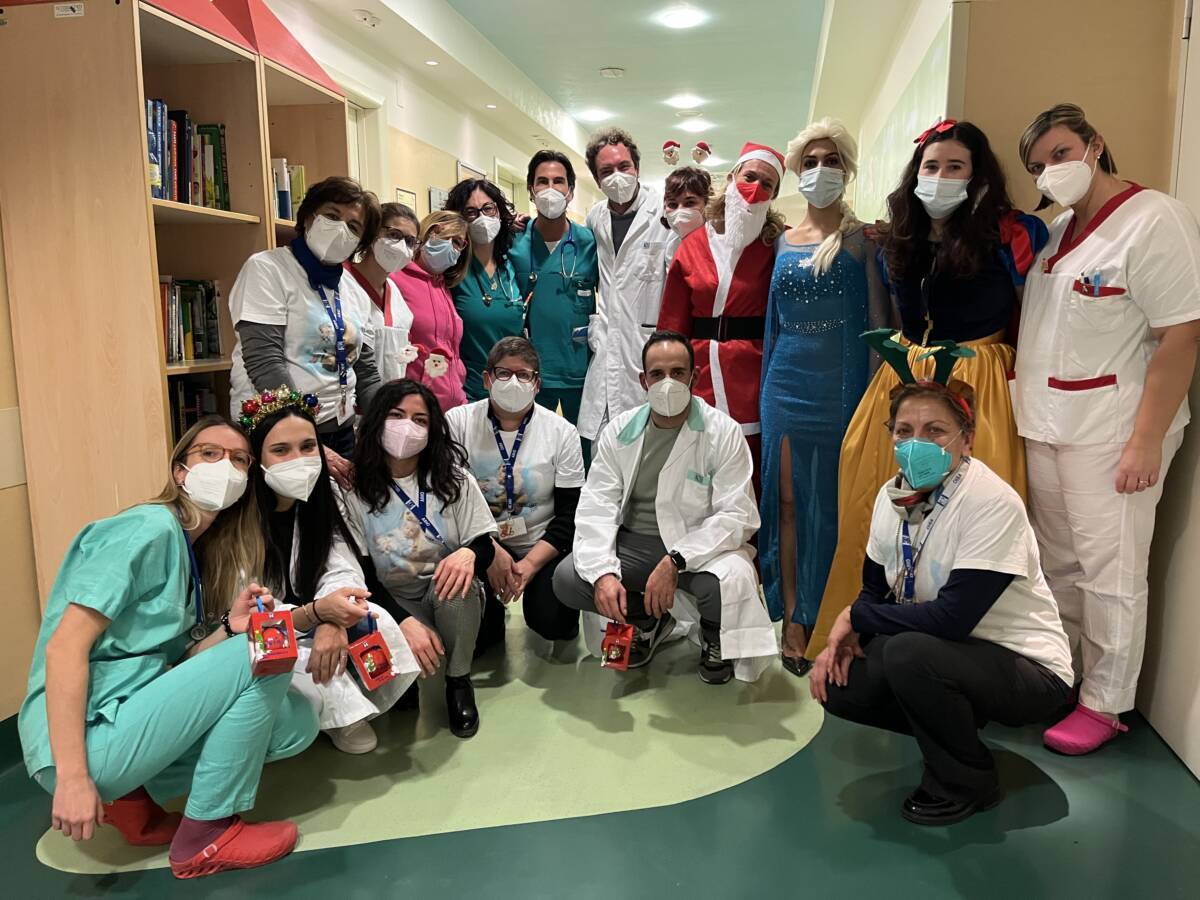 L’AQUILA: BABBO NATALE E ABIO CONSEGNANO REGALI AI BAMBINI RICOVERATI