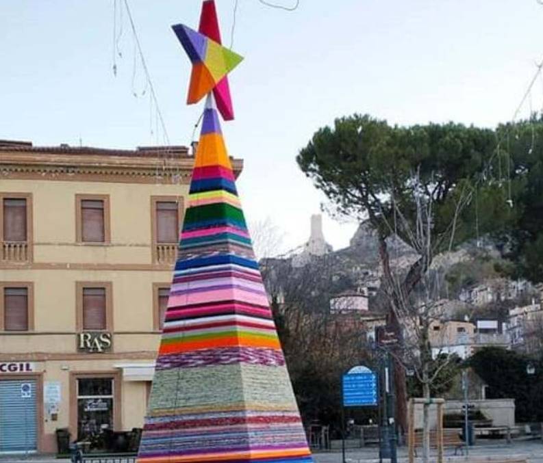 NATALE: UN CHILOMETRO ALL’UNCINETTO, ALBERO ARCOBALENO A PESCINA