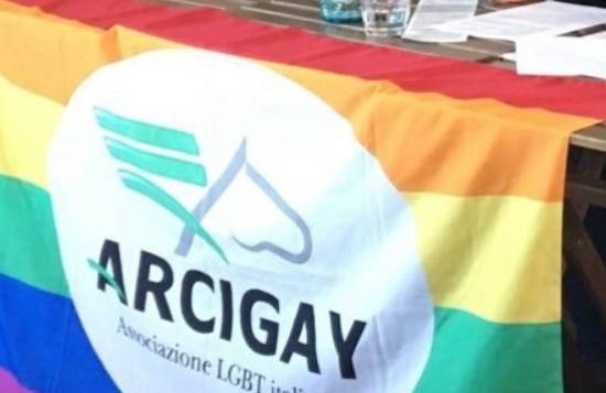 SILVI: “VERGOGNOSA ESCLUSIONE ARCIGAY DA EVENTI DI NATALE”, INSORGE IL PD
