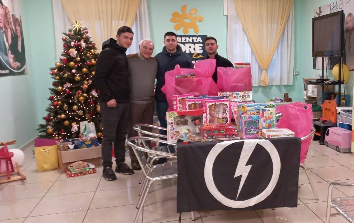 PESCARA: BLOCCO STUDENTESCO DONA GIOCATTOLI AI BAMBINI EMOPATICI