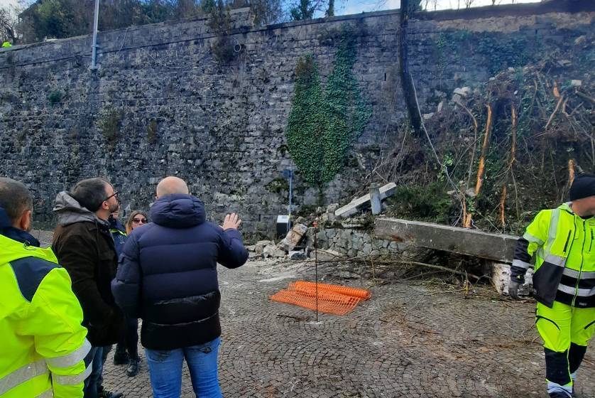 L’AQUILA, CROLLO PARAPETTO: MESSA IN SICUREZZA E RIPRISTINO TRAFFICO VIA XX SETTEMBRE-BORGO RIVERA