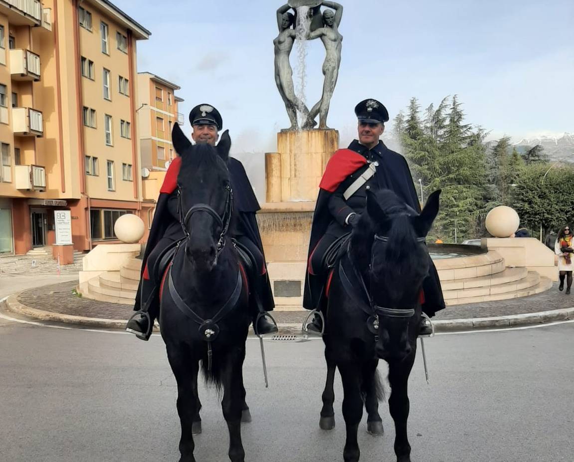 L’AQUILA: CARABINIERI A CAVALLO PER LE VIE DEL CENTRO