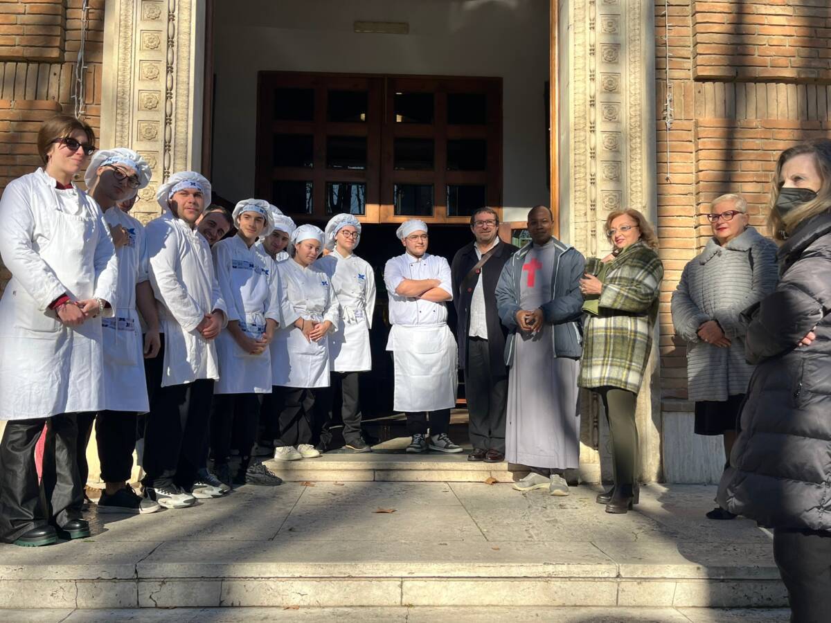 PESCARA: ISTITUTO “DE CECCO” DONA TORTE E PACCHI ALIMENTARI A COMUNITA’ DI SANT’EGIDIO
