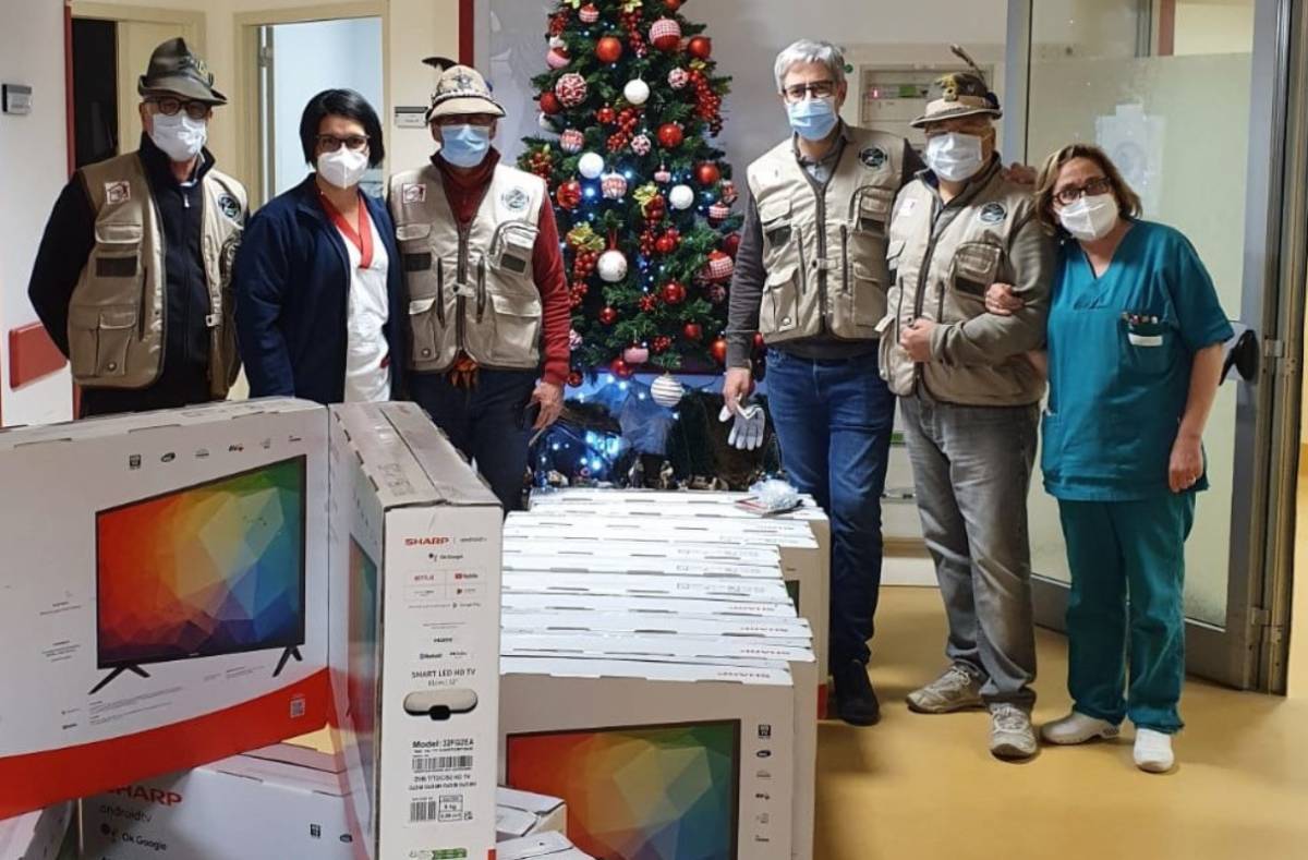 OSPEDALE L’AQUILA: GLI ALPINI DONANO 16 TELEVISORI AL REPARTO DIALISI