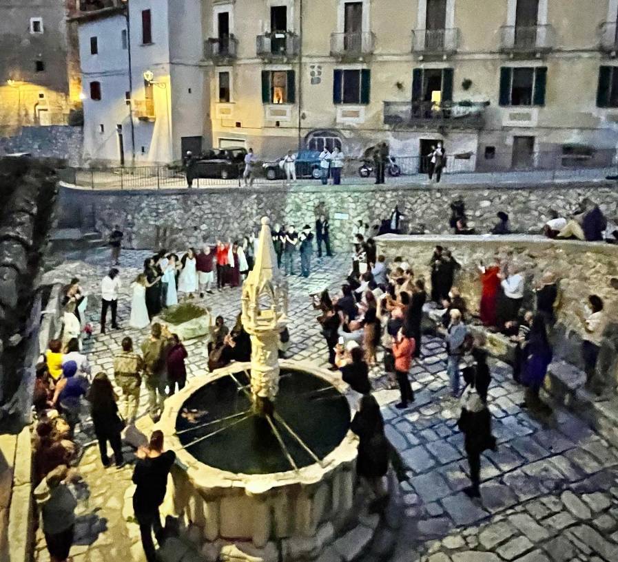 FONTECCHIO: L’11 DICEMBRE MERCATINO DI NATALE, MOSTRA ACQUERELLI MORELLO E CANTI IMMAGINARI DI ZENIA