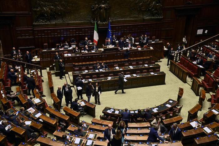 OK ALLA CAMERA A MANOVRA. PAGANO “RISPOSTE AD ABRUZZO”. CONTE, “TOGLIE A POVERI, PREMIA EVASORI”