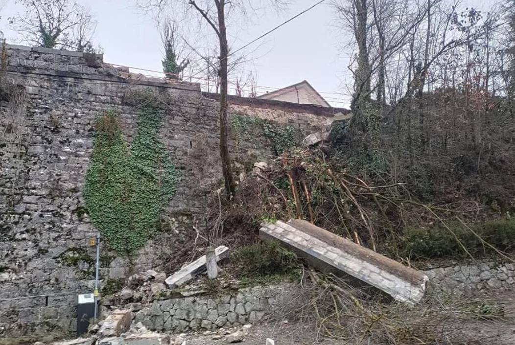 L’AQUILA: AUTO CONTRO MURO LUNGO VIA XX SETTEMBRE, CROLLA PARAPETTO