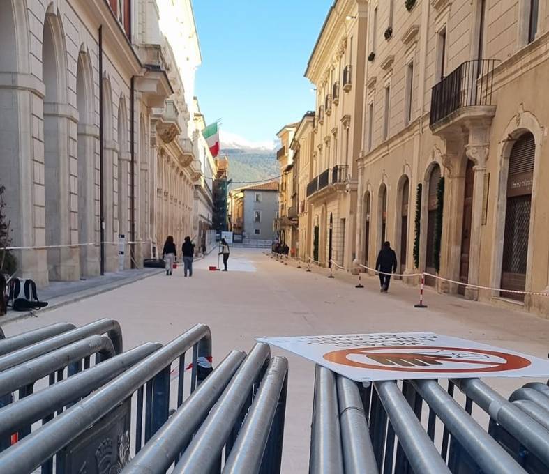 L’AQUILA: NUOVA PAVIMENTAZIONE, ISTITUITA AREA PEDONALE IN CENTRO STORICO