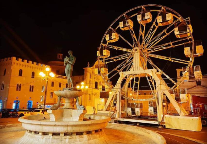 RUOTA PANORAMICA IN PIAZZA DUOMO, ALBERI IN CENTRO E NELLE FRAZIONI: L’AQUILA SI PREPARA AL NATALE