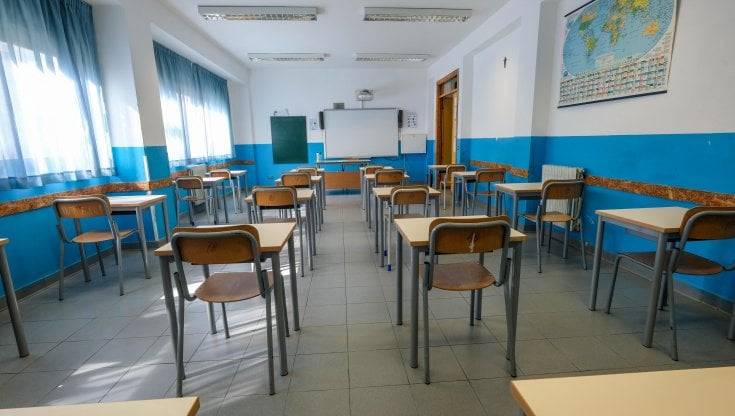 SCUOLA: STUDENTI BOCCIATI CON IL 5 IN CONDOTTA E MULTE A CHI AGGREDISCE PROFESSORI