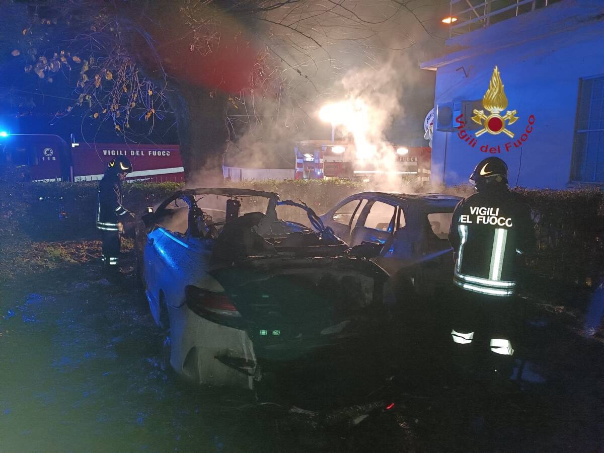 IN FIAMME DUE AUTO A MANOPPELLO SCALO: SUL POSTO I MEZZI DEI VIGILI DEL FUOCO E CARABINIERI