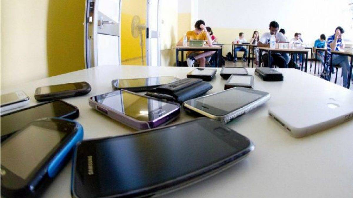 SCUOLA, ARRIVA CIRCOLARE VALDITARA: STOP AI TELEFONI IN CLASSE