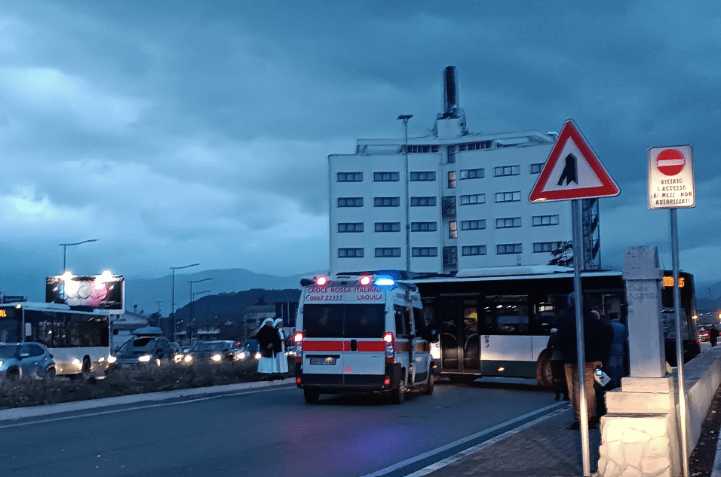 L’AQUILA: AUTOBUS PERDE CONTROLLO DOPO GUASTO MECCANICO, BLOCCATA STATALE 80