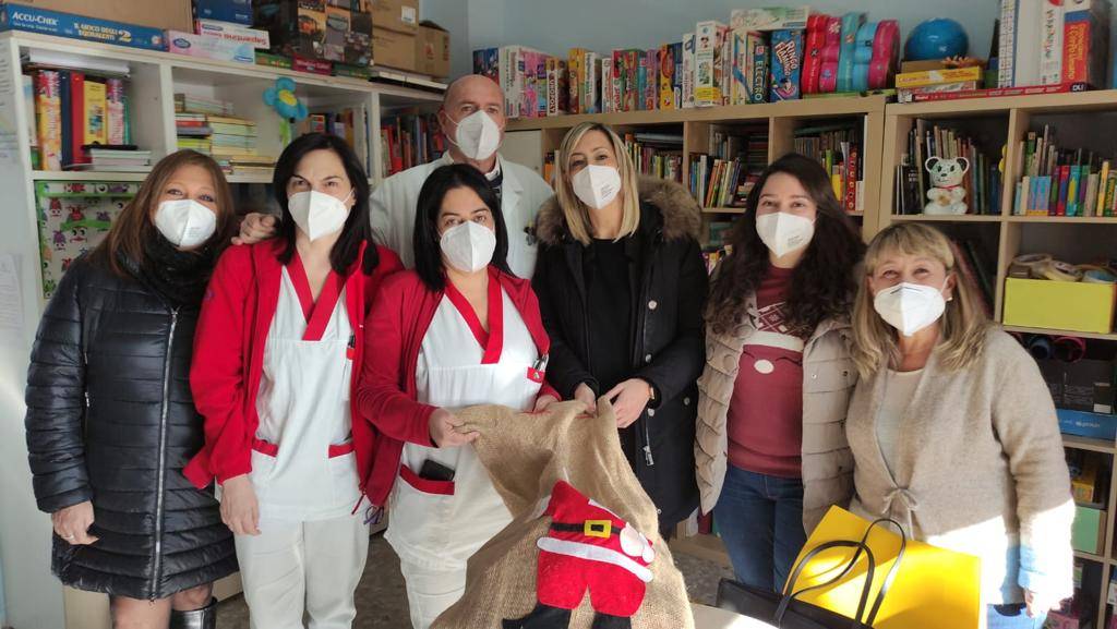 AVEZZANO: LA SCUOLA “SAN GIOVANNI” DONA LIBRI E GIOCHI AL REPARTO DI PEDIATRIA