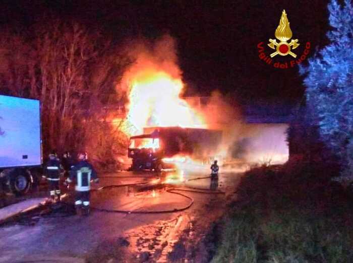 TIR A FUOCO AD ORTONA, ZONA RESTA AL BUIO, TROVATO INNESCO, INCENDIO DOLOSO