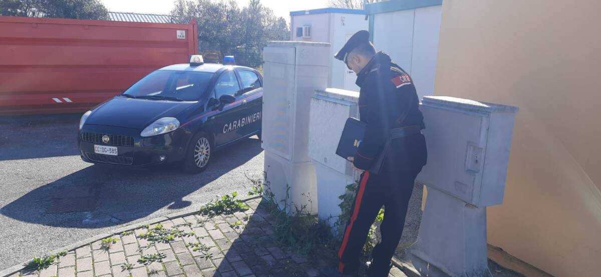 CEPAGATTI: RUBA CORRENTE DA UN CAVO PER IL CONTAINER CHE OCCUPA IN MODO ABUSIVO, ARRESTATO