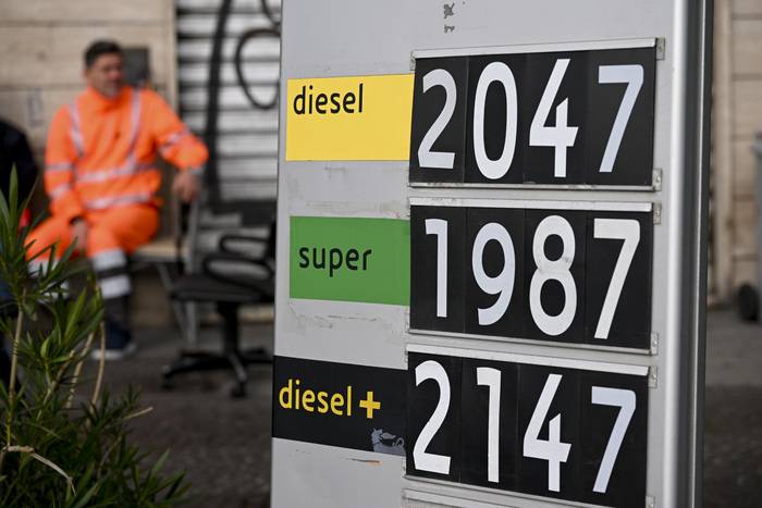 CARO CARBURANTI: COSTI PROIBITIVI IN AUTOSTRADA, GASOLIO VERSO 2,5 EURO A LITRO